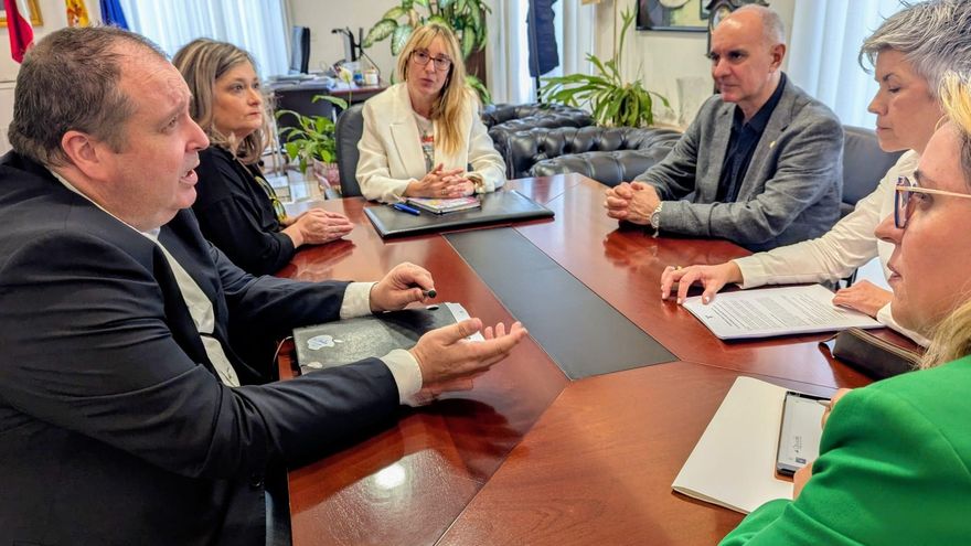 La delegada del Gobierno en Cantabria, Eugenia Gómez de Diego, ha mantenido un encuentro con representantes de la Asociación PAISAJE, entidad cántabra dedicada a la prevención del suicidio y el apoyo a personas en duelo y supervivientes
