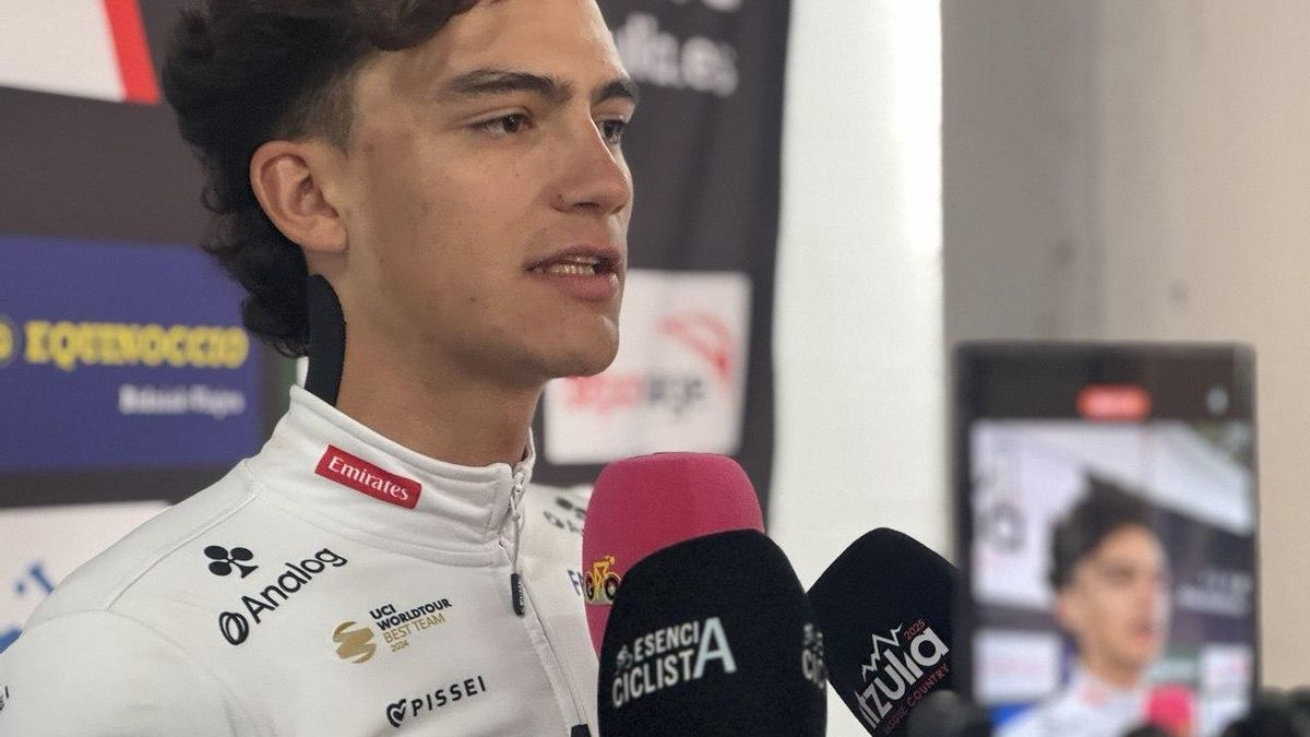 Isaac del Toro, del equipo UAE, en el Fernando Buesa Arena en abril