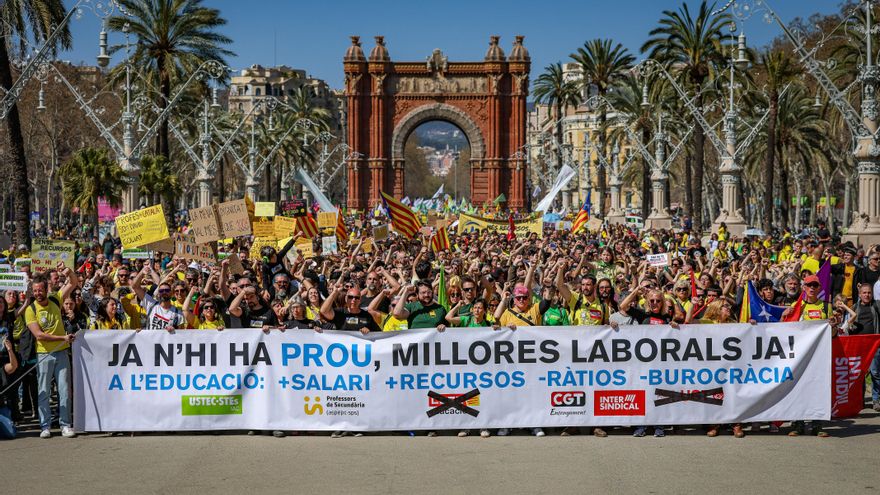  Los docentes culminan una semana de huelgas en Catalunya con una movilización masiva de 35.000 personas