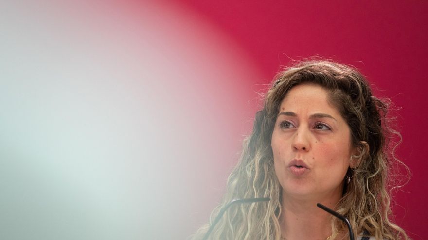 La coordinadora de Movimiento Sumar, Lara Hernández, durante la última reunión del curso político del Grupo Coordinador del Movimiento Sumar, en el Teatro Réplika de Madrid, a 12 de julio de 2025, en Madrid.