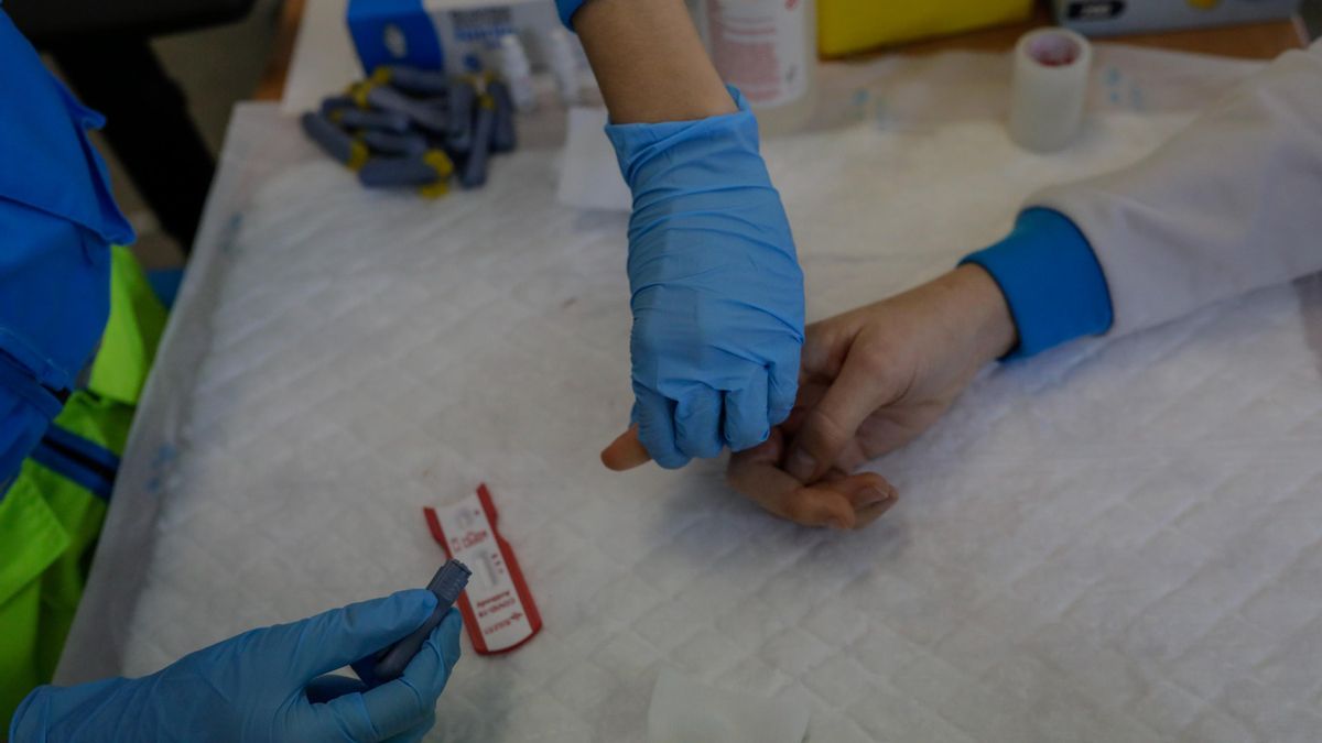 Un sanitario  se hace el test para diagnosticar el Covid-19 durante un día de trabajo, foto de archivo