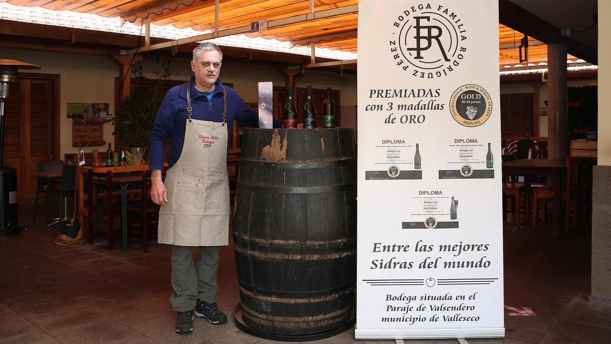 Miguel Ángel Rodríguez Henríquez de Bodegas FRP en su Sidrería Niebla del Mercado Ecológico de Valleseco.
