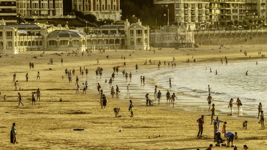 Un viaje por el diseño de las playas de España: el espacio más democrático de las ciudades