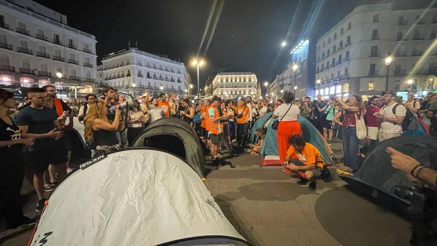 Algunas de las primeras tiendas colocadas en la Puerta del Sol.