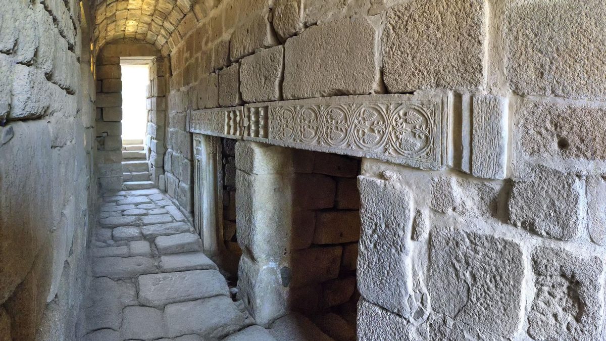 Sótanos en la Alcazaba de Mérida. Pueden verse antiguos elementos arquitectónicos visigóticos reutilizados en la obra islámica.
