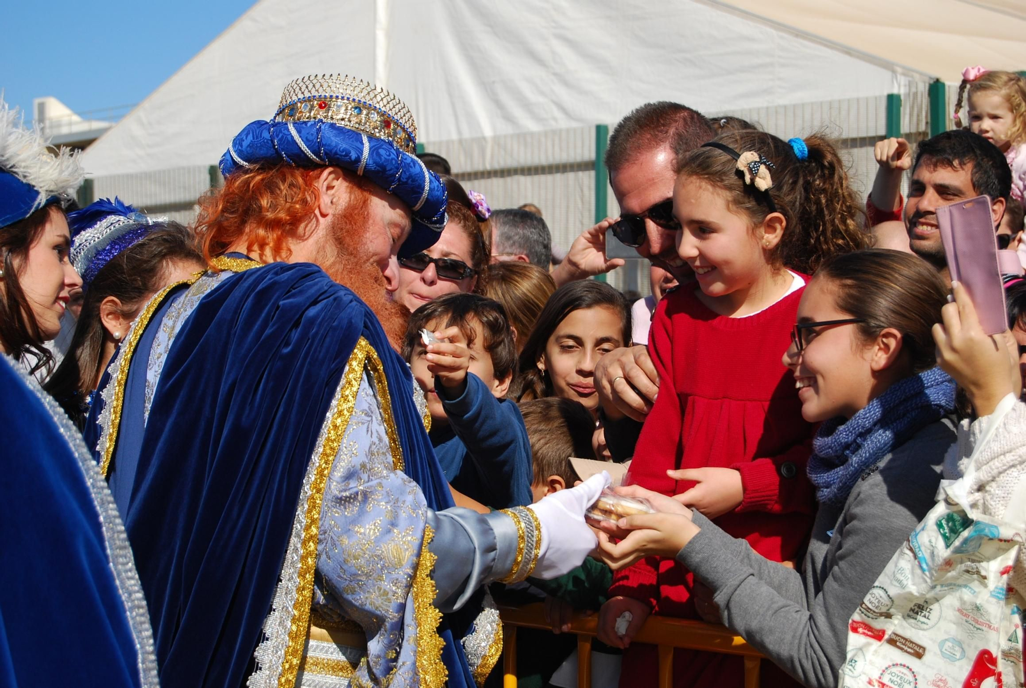 Una niña entrega galletas a Gaspar