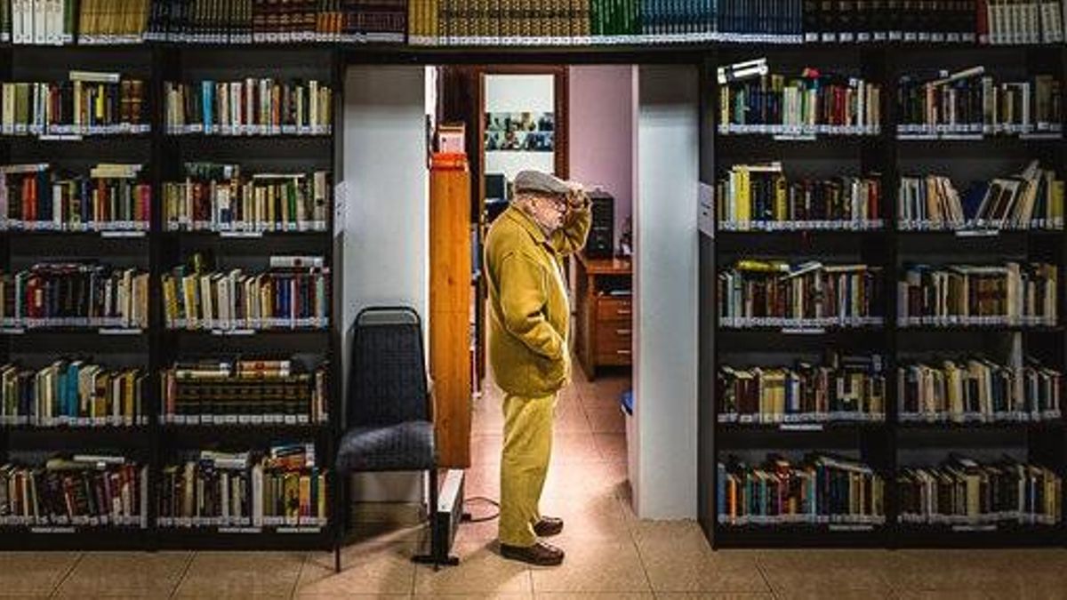 José Ramón Saiz-Viadero, en la biblioteca que lleva su nombre en Toranzo.