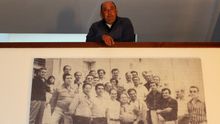 Jaume Pascual junto con el cuadro donde aparece de joven junto con otros alcaldes de la provincia de Alicante elegidos tras las primeras municipales democráticas de 1979.