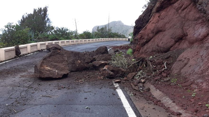 Cortada al tráfico la carretera de Taganana tras un gran desprendimiento