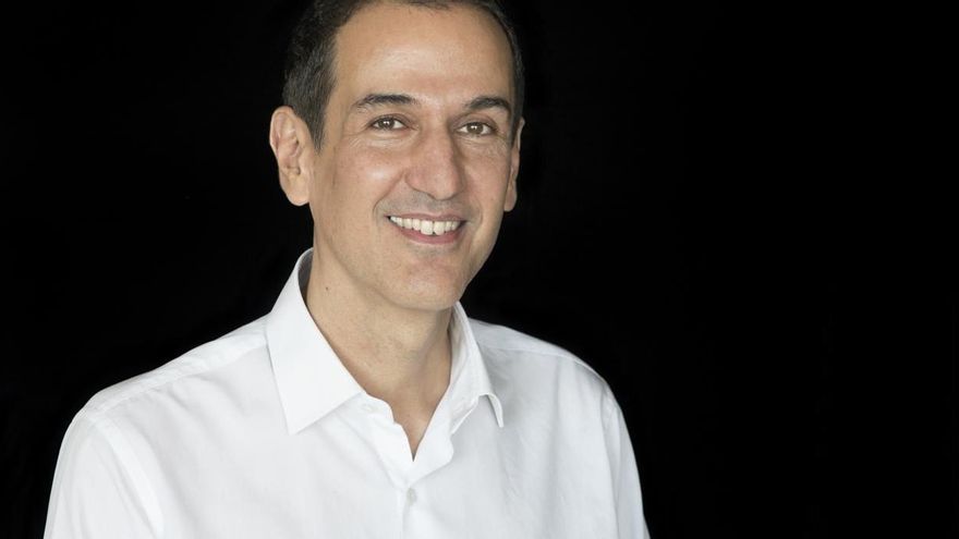 Roberto Santiago, premio Fernando Lara de novela: "Hemos dejado nuestra salud en manos de multinacionales privadas"