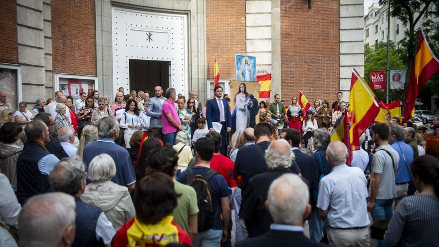 Día de reflexión, día de oración en Ferraz: primero el rosario, después insultos a Sánchez