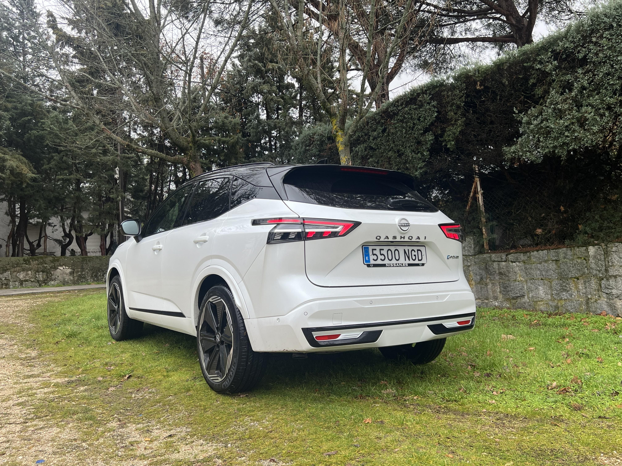Vistas lateral y trasera del Nissan Qashqai e-Power.