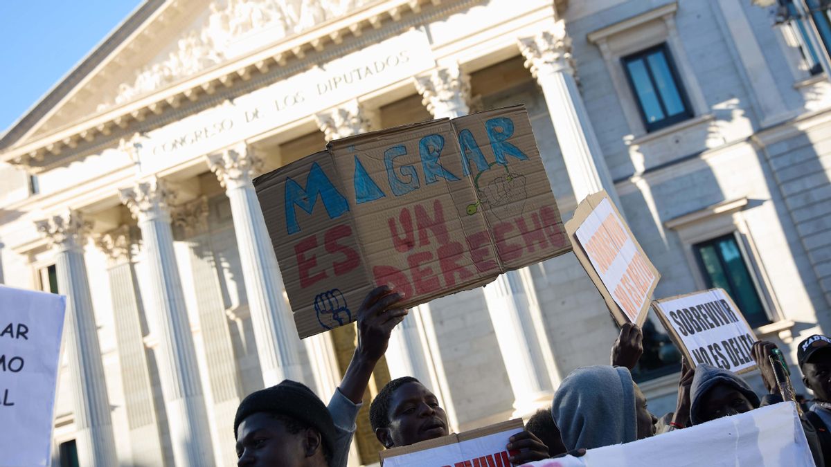 Varias personas se concentran frente al Congreso en defensa de la ILP RegularizaciónYa.