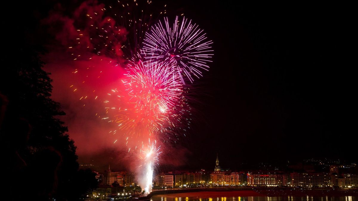 Vista de la bahía en una noche de fuegos artificiales en Donostia