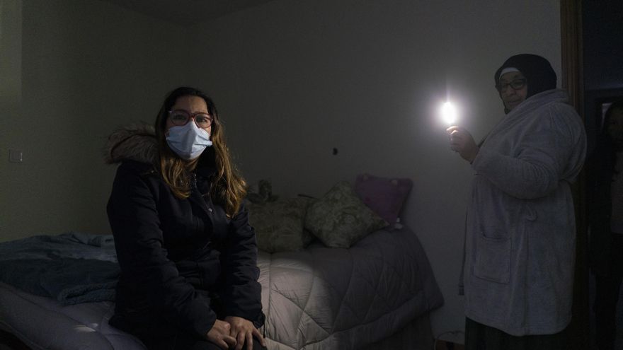Houda, de la asociación vecinal Taboal, con su madre en la habitación que se quemó con una vela.