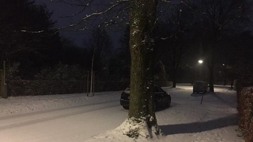 La calle a mi casa ahora nevada sigue vacía