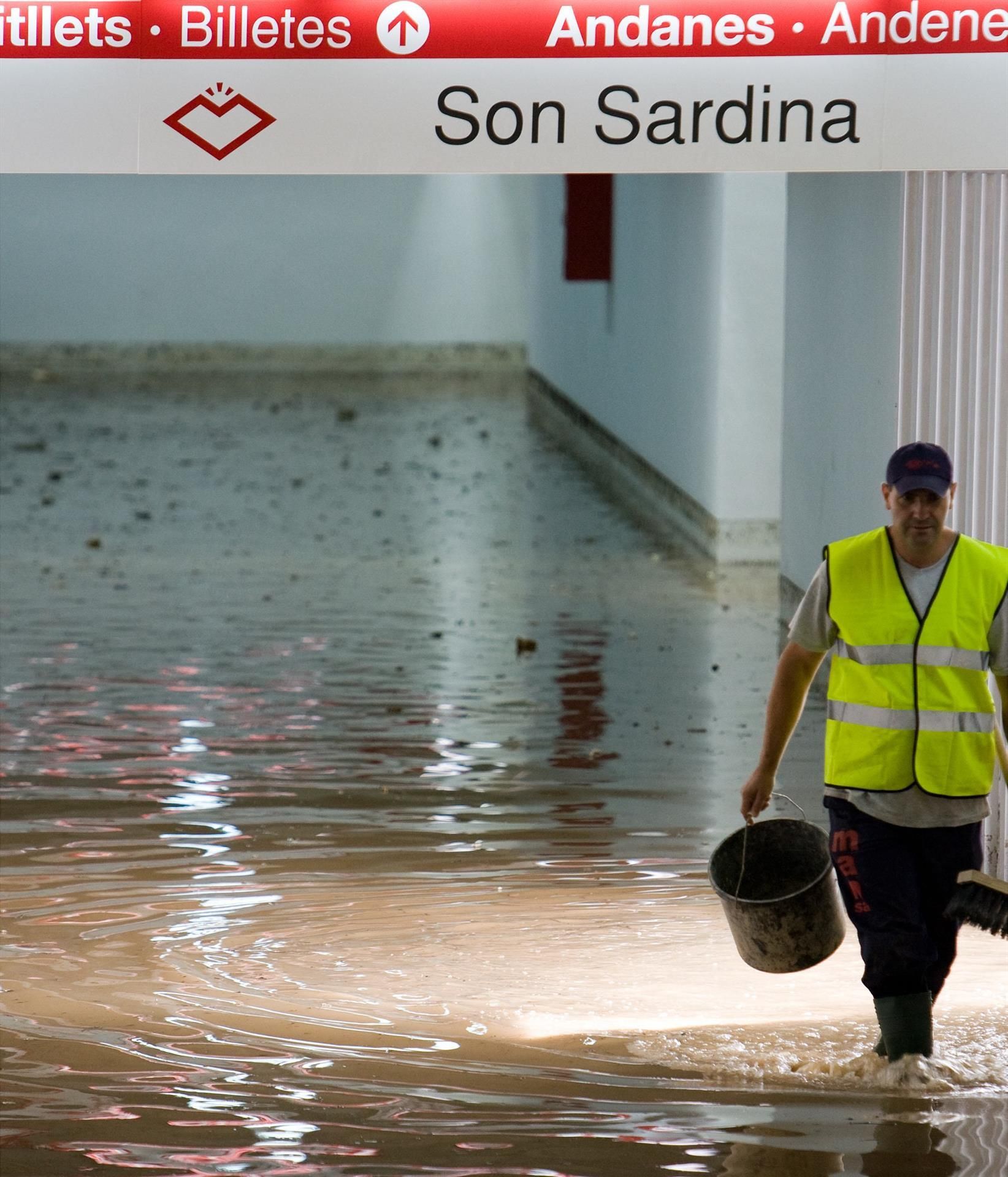 Inundaciones en una de las estaciones del metro de Palma pocos meses después de ser inaugurado