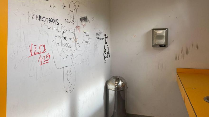 Pintadas en el parque infantil García Sanabria.