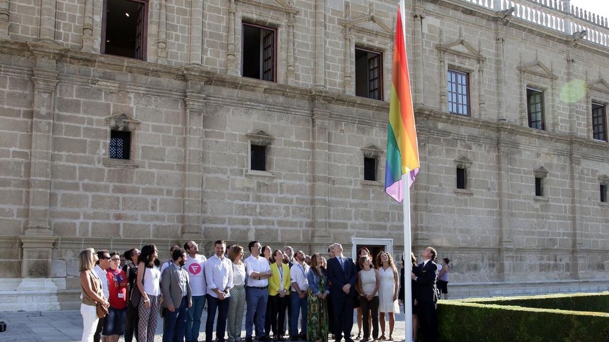 El Parlamento iza la bandera multicolor con motivo del Día Mundial de la Diversidad Sexual