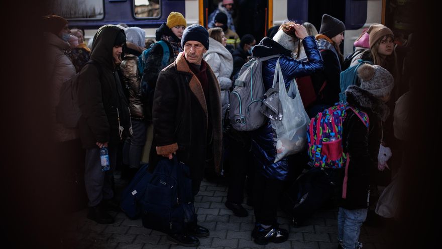 Un grupo de personas a su llegada procedente de Ucrania en la estación de tren de Przemysl, cinco días después del inicio de los ataques por parte de Rusia en Ucrania, a 1 de marzo de 2022, en Przemysl, (Polonia).