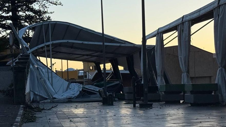 La carpa, con parte de la estructura dañada por el viento.