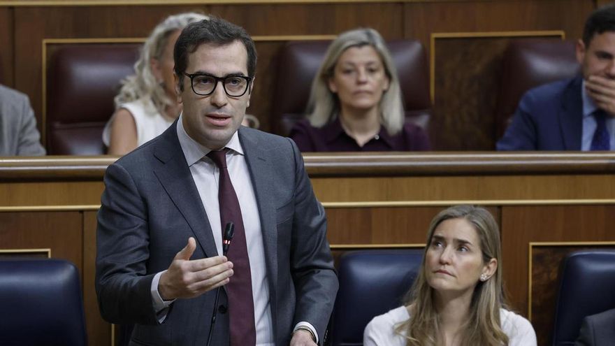 El vicepresidente primero y ministro de Economía, Comercio y Empresa, Carlos Cuerpo (i), interviene en la sesión de control al Gobierno, este miércoles en el Congreso.