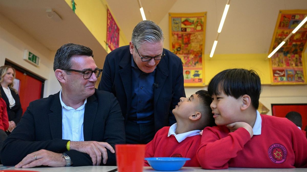 El alcalde de Manchester, Andy Burnham, y el primer ministro británico, Keir Starmer, en una escuela de Ashton, a las afueras de Manchester, el 13 de abril de 2026, para promocionar un programa de desayunos gratis para escolares.