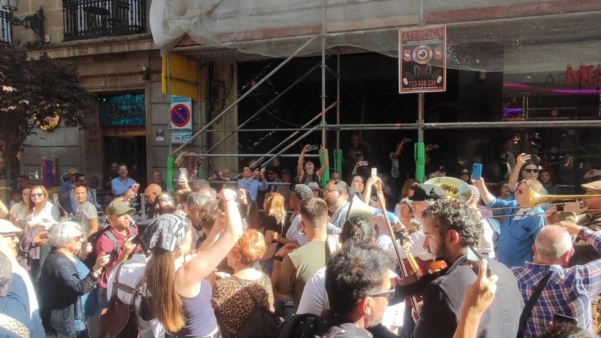 Con el paso de los minutos se han sumado más artistas e instrumentos, como violines o trombones.