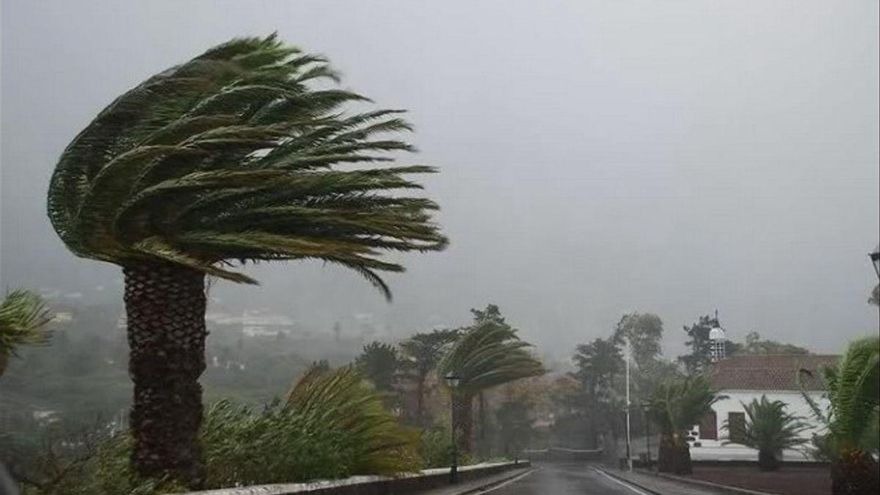 Aviso amarillo por lluvia y viento este martes en las islas más montañosas de Canarias