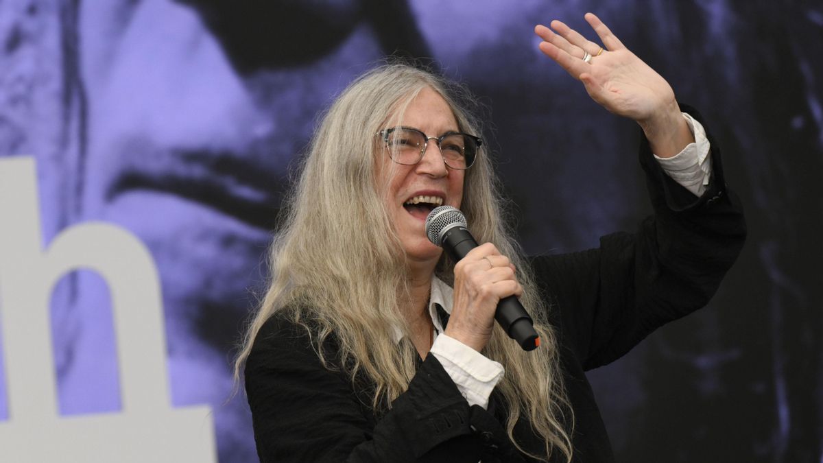 La cantante Patti Smith saluda a los estudiantes en el encuentro que ha mantenido en el instituto de Mieres.