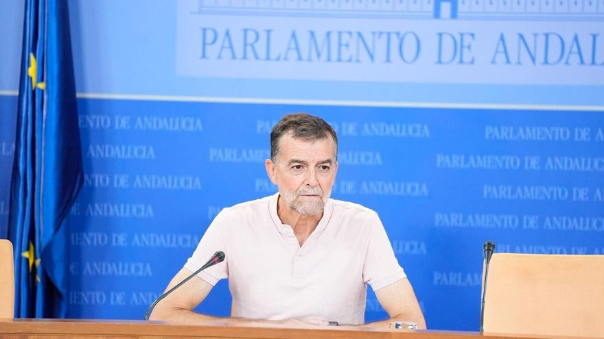 El coordinador federal de IU y portavoz del grupo parlamentario Por Andalucía, Antonio Maíllo, en rueda de prensa en el Parlamento.
