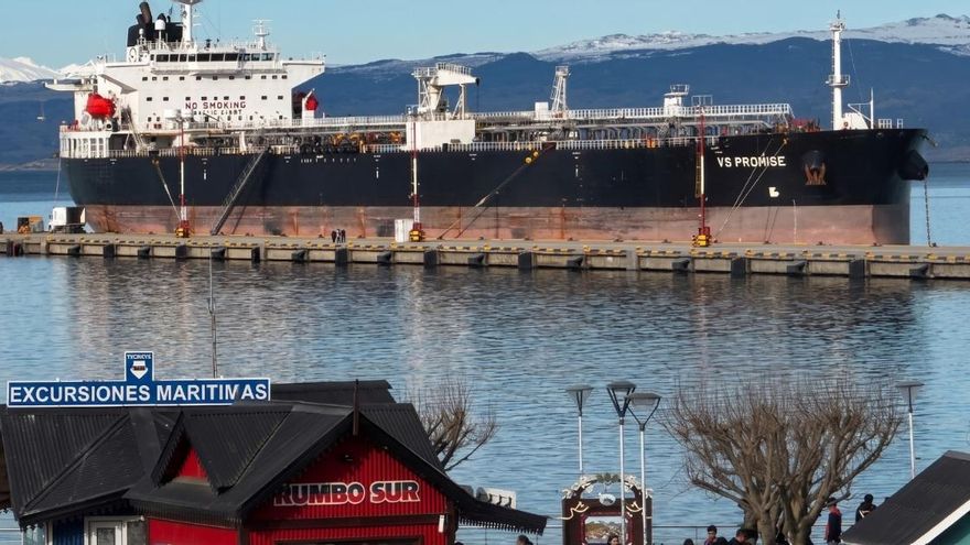 Un buque petrolero británico amarró en Ushuaia y el gobierno fueguino apuntó a Milei: "Es inadmisible"