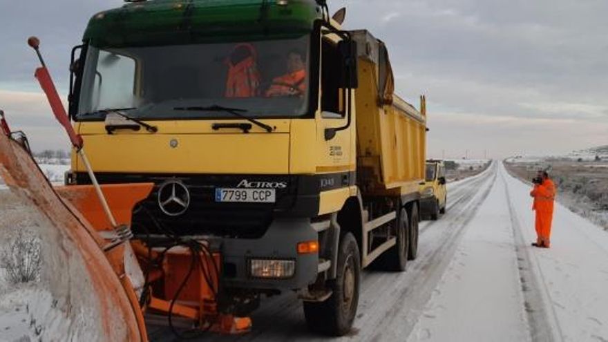 Maquinas quitanieves trabajando