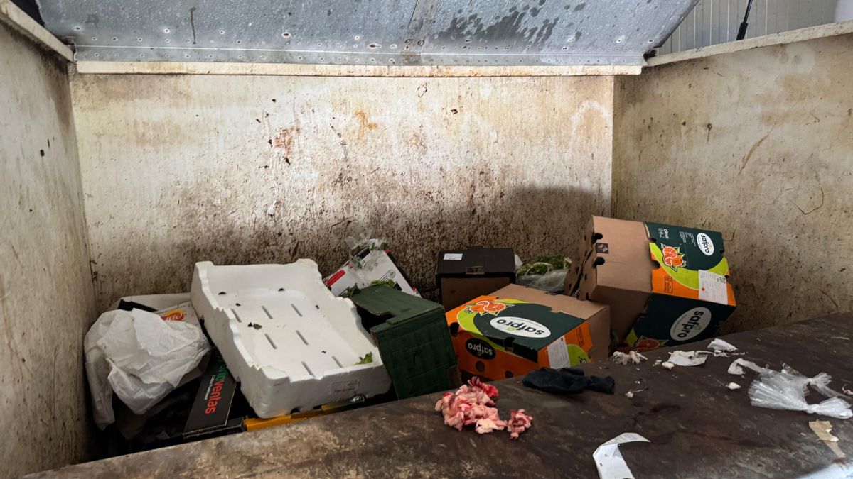 Una de las imágenes aportadas por el PSPV de Alicante del tratamiento de residuos en el Mercado.