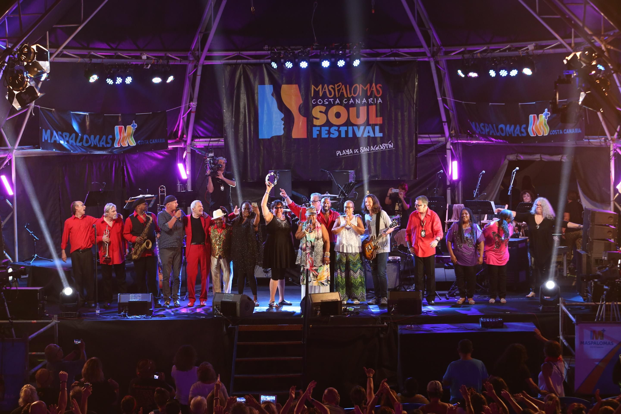 Despedida de los músicos y cantantes en la segunda jornada del Maspalomas Soul Festival
