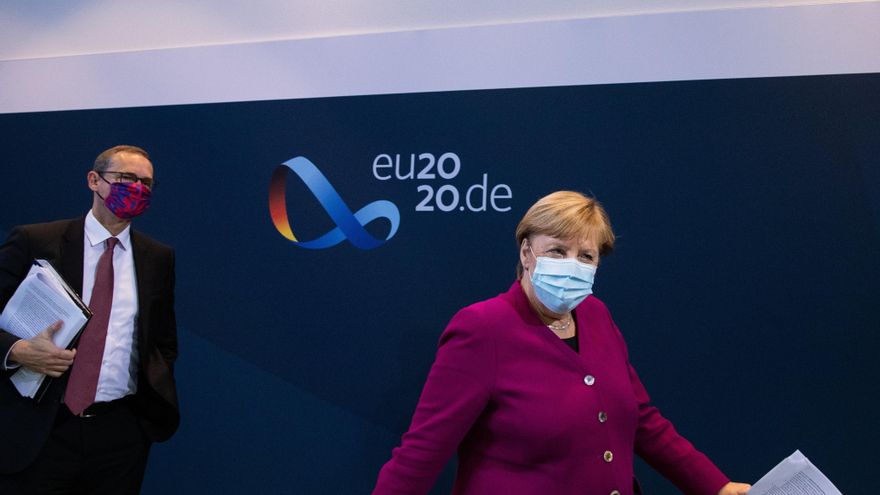 El alcalde de Berlín, Michael Mueller y la canciller alemana, Angela Merkel (d) tras la reunión celebrada ayer con los jefes de Gobierno de los 16 estados federados para coordinar las medidas para hacer frente a la pandemia.EFE/EPA/HAYOUNG JEON