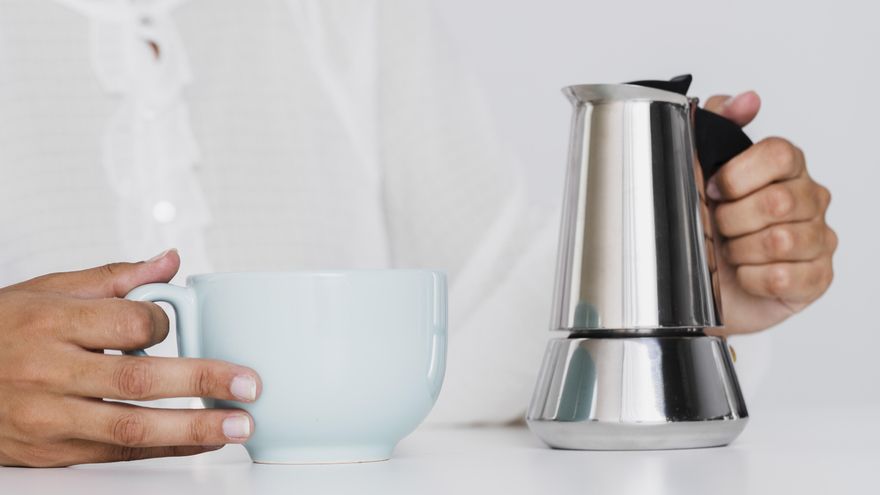Ni limón ni bicarbonato: cómo eliminar la cal de la cafetera y de un hervidor de agua