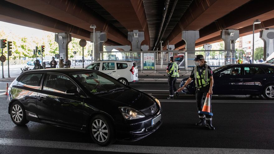Agentes de la Policía municipal realizan tareas de control en el Puente de Vallecas, en Madrid, para garantizar que se respetan las restricciones de movilidad decretadas por la Comunidad de Madrid. EFE/Rodrigo Jiménez/Archivo