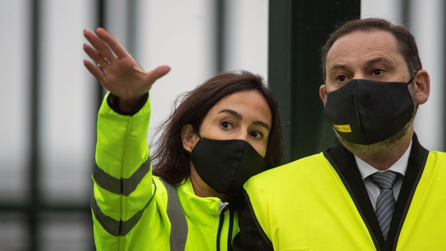 El ministro de Transportes, Movilidad y Agenda Urbana, José Luis Ábalos, visita este lunes el viaducto de Teixeiras, en Laza (Ourense), en la línea de Alta Velocidad Madrid-Galicia, acompañada por la presidenta de Adif, Isabel Pardo de Vera.EFE/ Brais Lorenzo