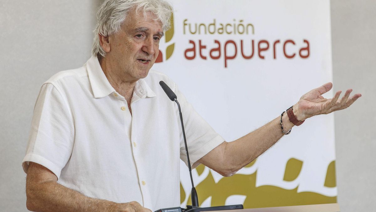 El vicepresidente de la Fundación Atapuerca, Juan Luis Arsuaga interviene tras visitar los yacimientos de la Sierra de Atapuerca (Burgos).