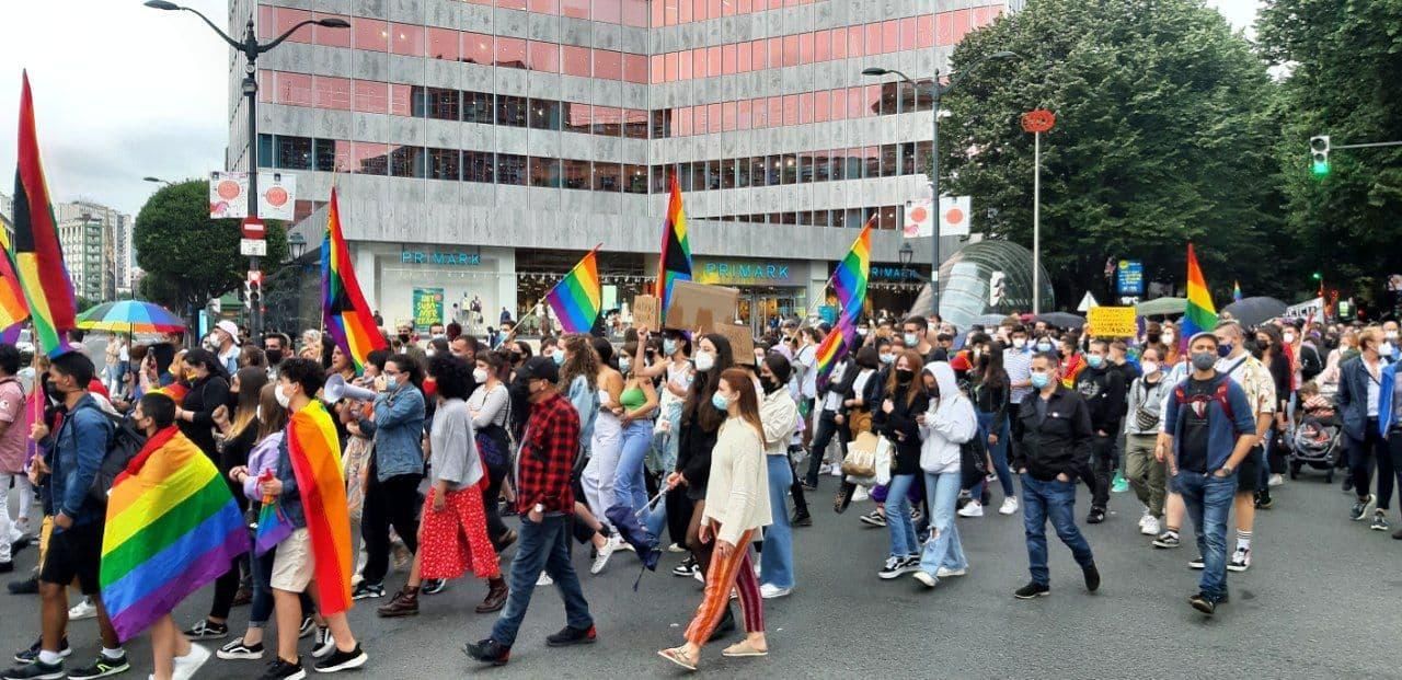 Las calles vascas se tiñen de arcoíris en el Día del Orgullo
