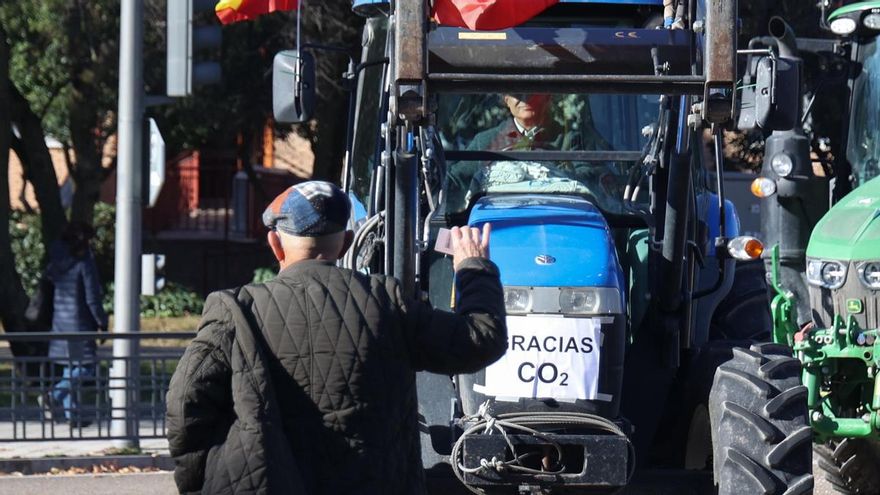 Cerca de 200 tractores claman en Valladolid por la falta de acción política y avisan: "Iremos a quemar el Congreso"