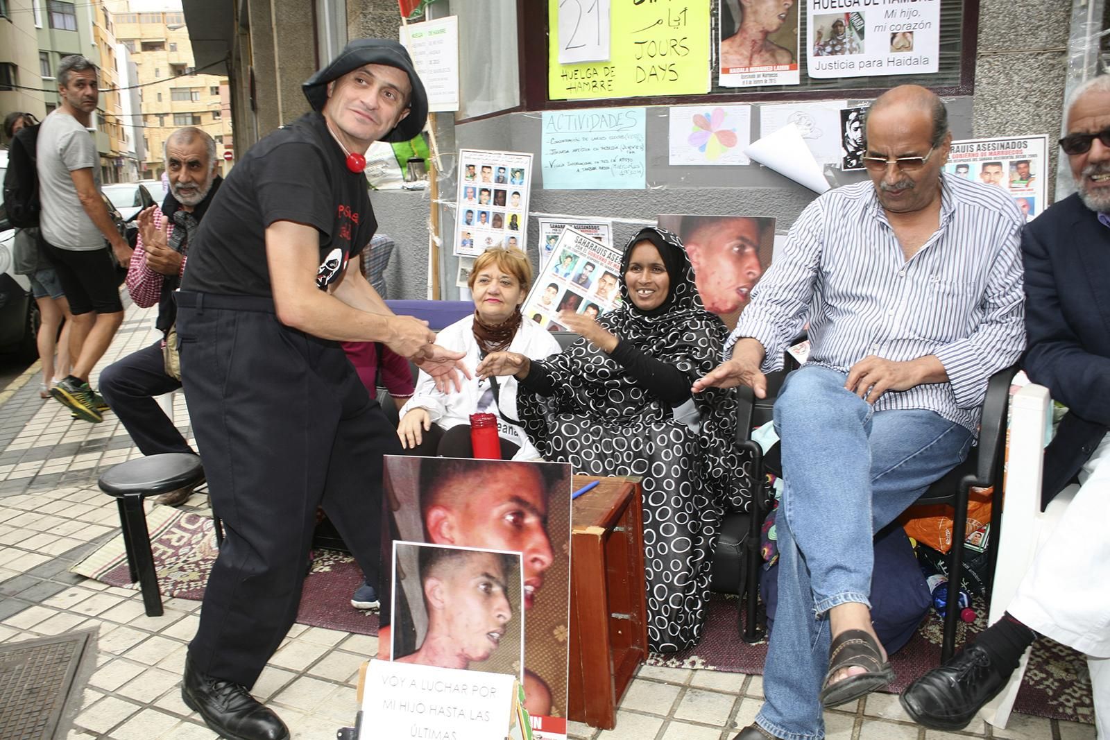 Performance frente al Consulado de Marruecos de Pallasos en Rebeldía (ALEJANDRO RAMOS)