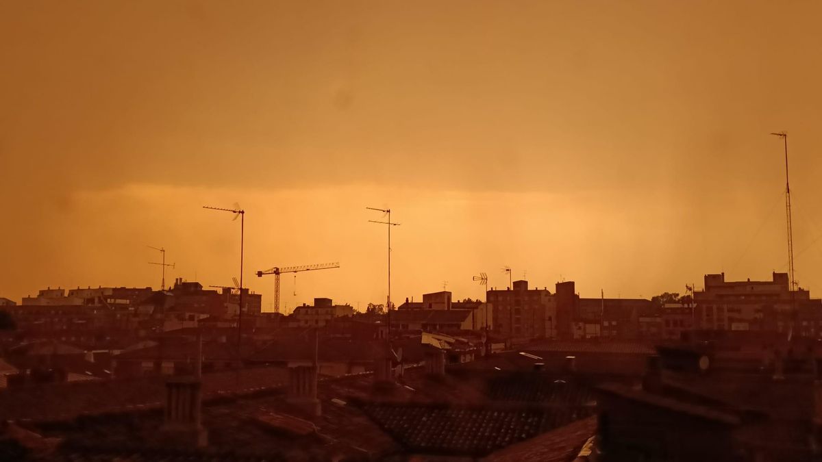 Vista de León capital en el episodio de incendios y polvo africano en suspensión en el verano de 2025.