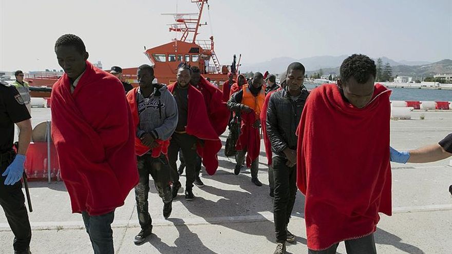 Llegan en buen estado a Motril 31 inmigrantes rescatados de una patera