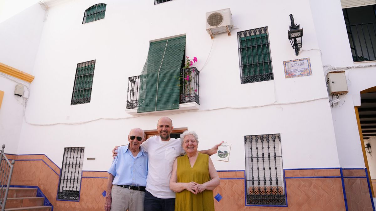 Santiago Chiquero con sus padres delante de la casa familiar