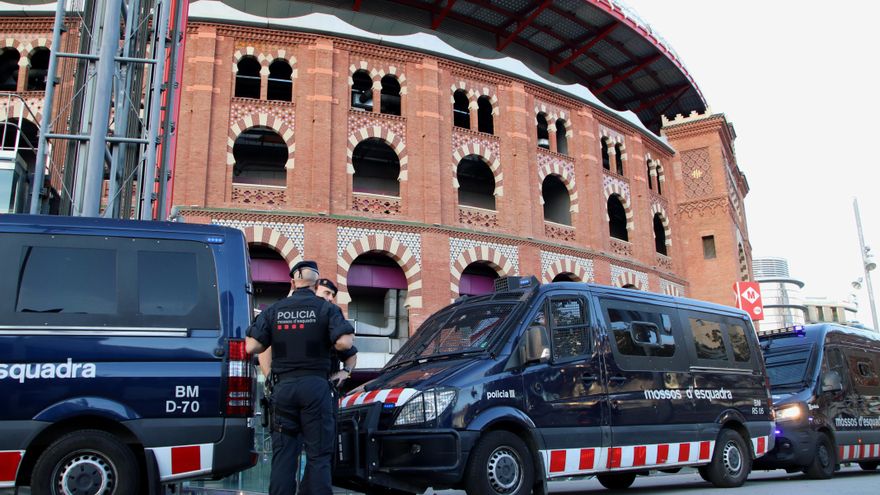 Los Mossos identifican diversos jóvenes en la plaça Espanya de Barcelona ante una nueva convocatoria por redes