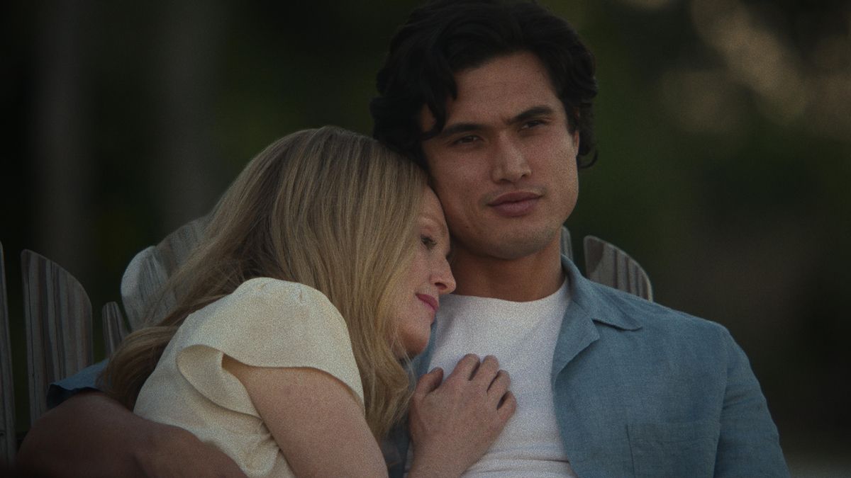 Julianne Moore y Charles Melton en 'Secretos de un escándalo'