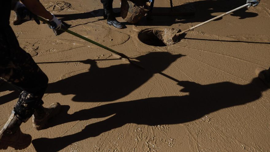 Voluntarios trabajan en las labores de limpieza en la localidad valenciana de Alfafar, este sábado.