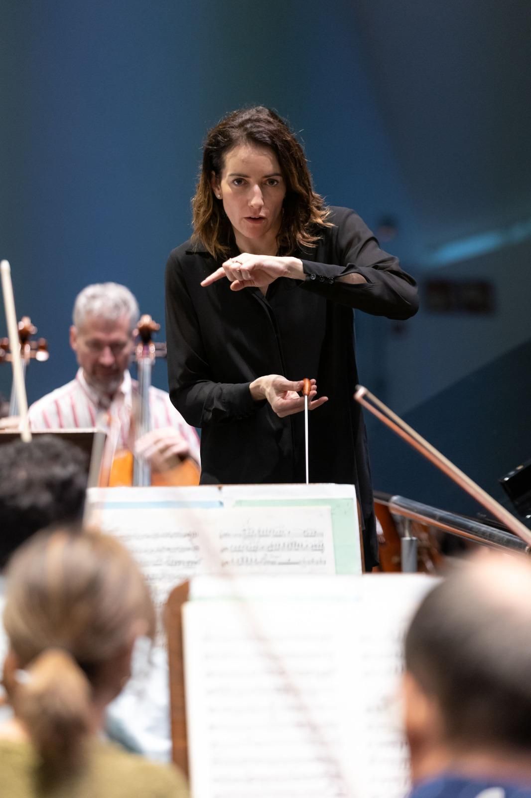 Ensayo de la Orquesta Sinfónica de Tenerife dirigida por Alondra de la Parra.